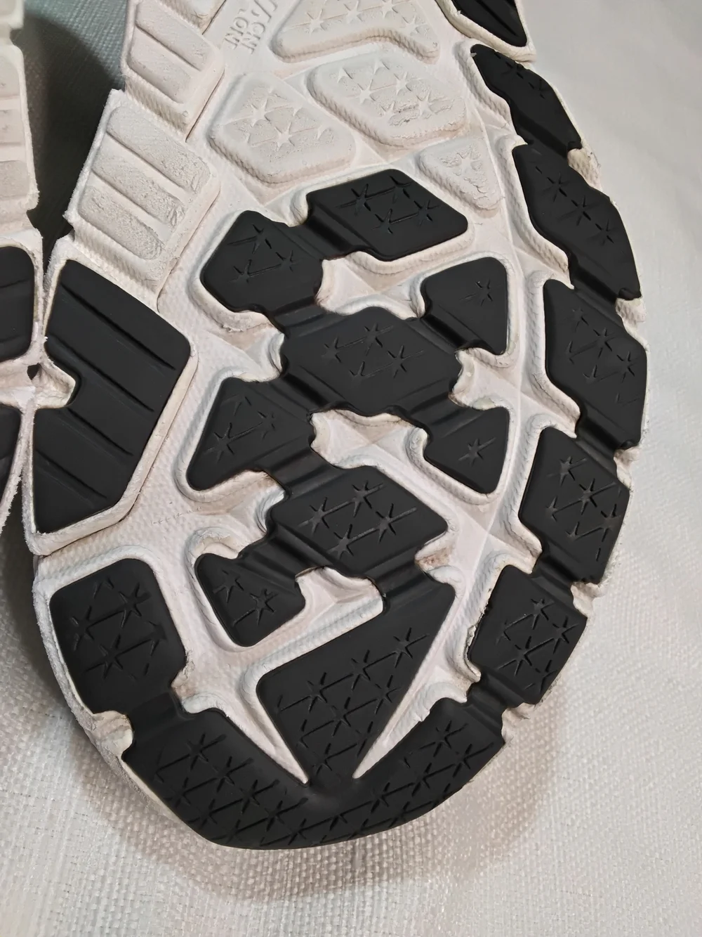 Hoka One One Arahi 7 Men's Black and White Athletic Running Shoes Sz 10.5 2E W.